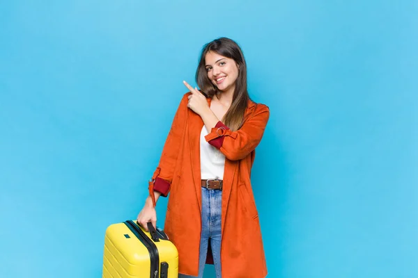 Mooie Vrouw Met Een Koffer — Stockfoto