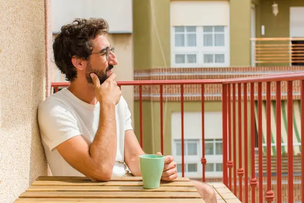 若い髭の男がコーヒーを飲み — ストック写真