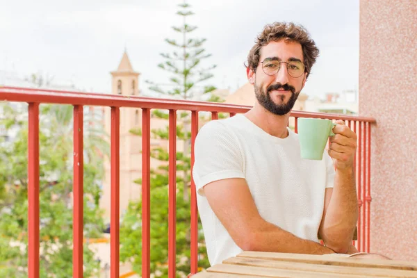 一个留着胡子的年轻人喝咖啡 — 图库照片