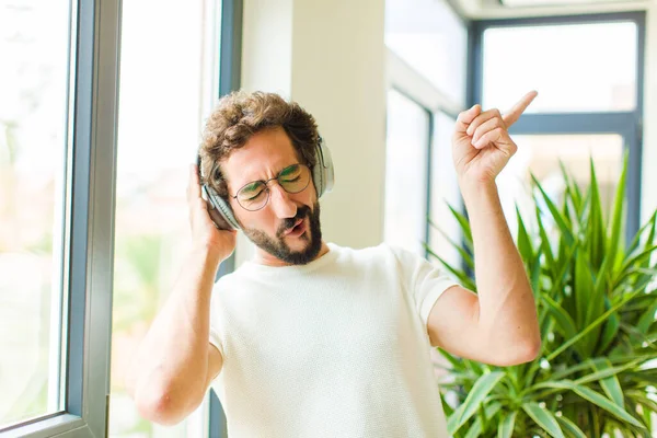 Jonge Bebaarde Man Die Muziek Luistert Met Zijn Koptelefoon — Stockfoto