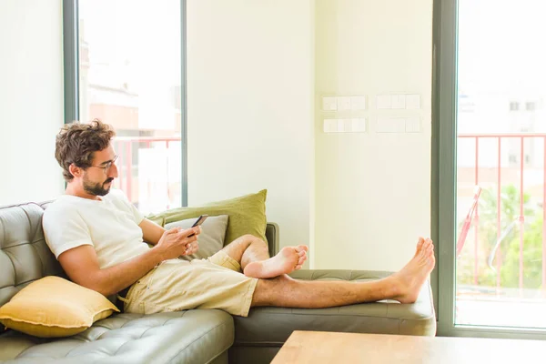 Joven Barbudo Usando Teléfono Casa — Foto de Stock