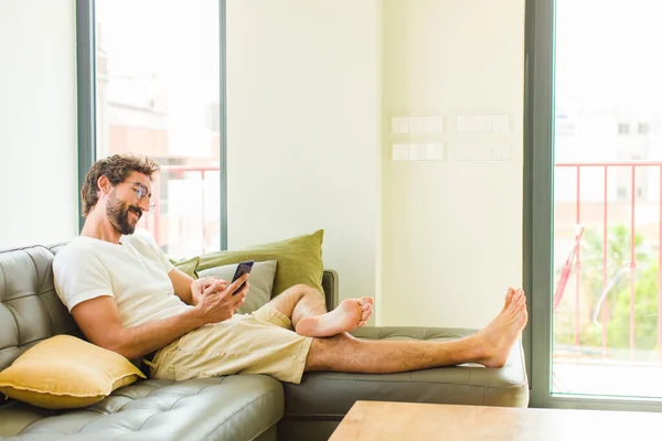 Joven Barbudo Usando Teléfono Casa — Foto de Stock