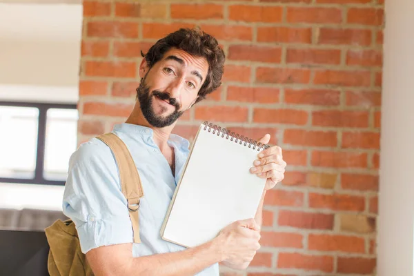 Junger Bärtiger Mann Mit Notizbuch — Stockfoto