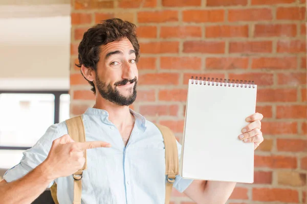 Jeune Homme Barbu Avec Carnet Notes — Photo