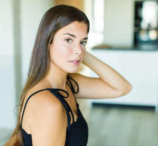 Junge Hübsche Frau Hause — Stockfoto