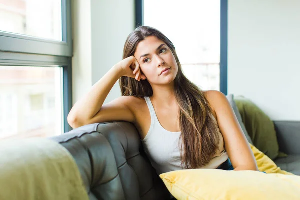 Jovem Mulher Bonita Relaxante Casa — Fotografia de Stock