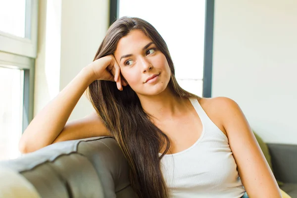 Jovem Mulher Bonita Relaxante Casa — Fotografia de Stock