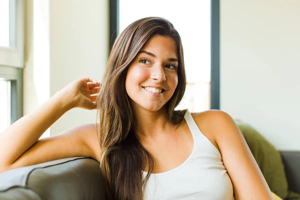 Jovem Mulher Bonita Relaxante Casa — Fotografia de Stock