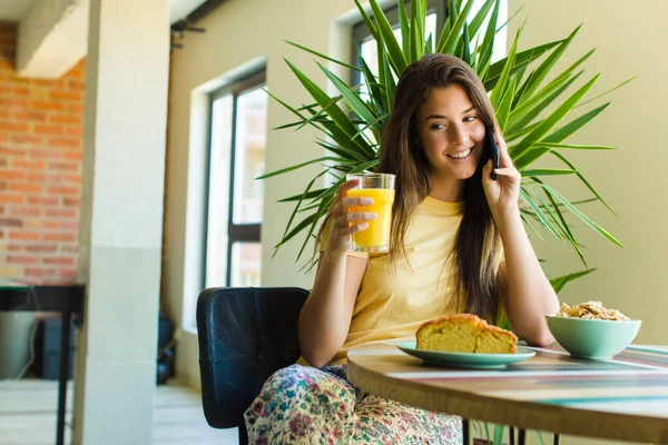 Ung Vacker Kvinna Äter Frukost Hemma — Stockfoto