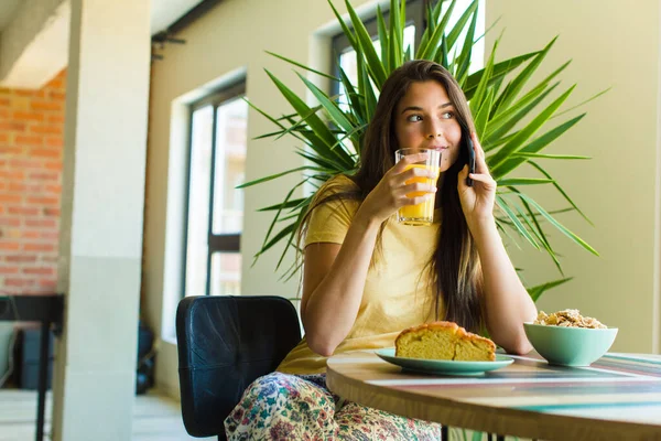 Jong Mooi Vrouw Ontbijten Thuis — Stockfoto