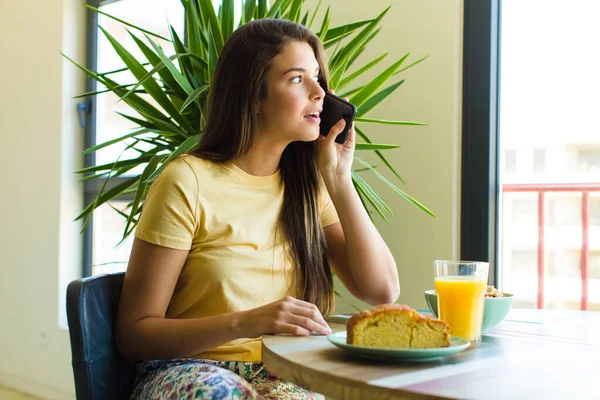 Ung Vacker Kvinna Äter Frukost Hemma — Stockfoto