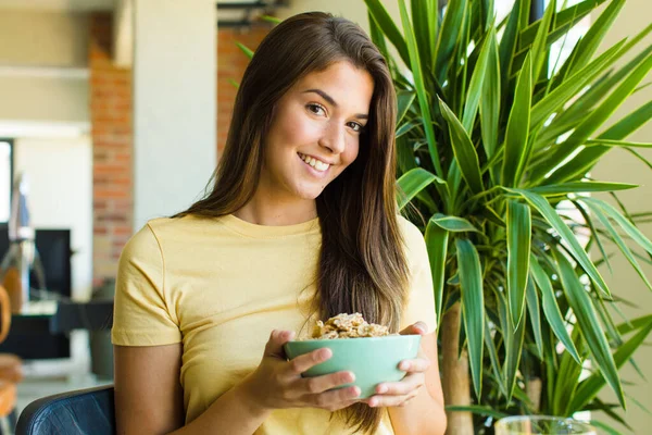 Ung Vacker Kvinna Äter Frukost Hemma — Stockfoto