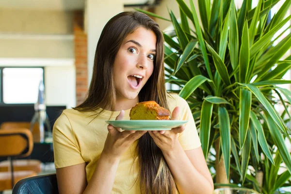 Jong Mooi Vrouw Ontbijten Thuis — Stockfoto