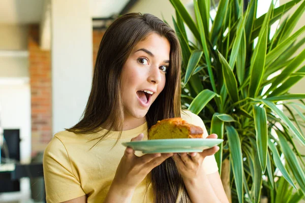 Ung Vacker Kvinna Äter Frukost Hemma — Stockfoto