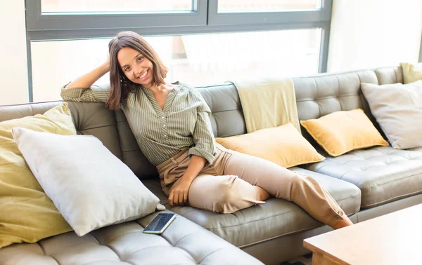 Krásná Hispánská Žena Sedí Pohovce Obývacím Pokoji — Stock fotografie