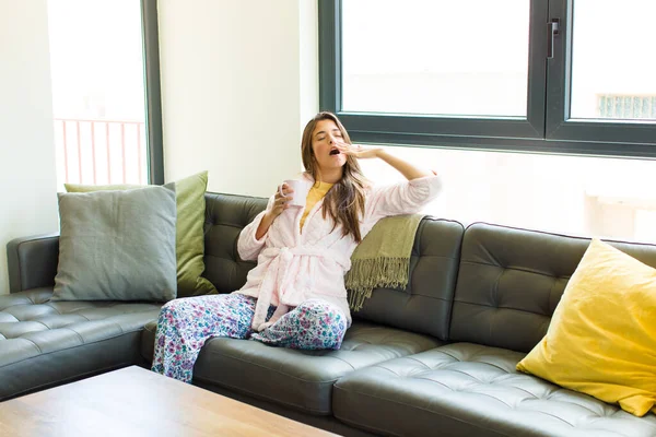 Joven Bonita Mujer Desayunando Casa — Foto de Stock