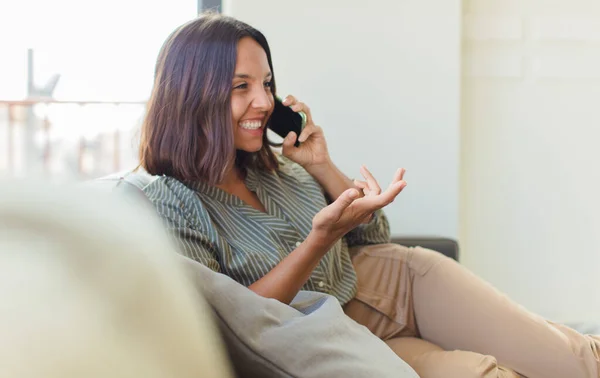 Ung Vacker Kvinna Använder Sin Telefon Hemma — Stockfoto