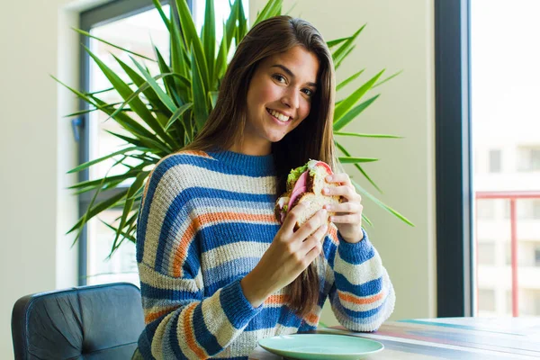 Ung Vacker Kvinna Äter Smörgås Hemma — Stockfoto
