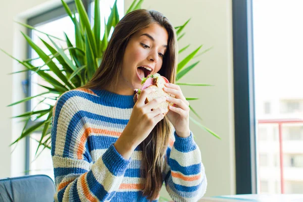 Jong Mooi Vrouw Eten Een Sandwich Thuis — Stockfoto