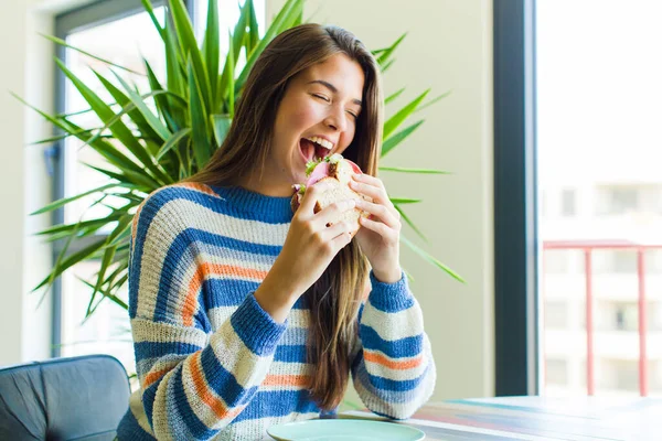 Νεαρή Όμορφη Γυναίκα Τρώει Ένα Σάντουιτς Στο Σπίτι — Φωτογραφία Αρχείου