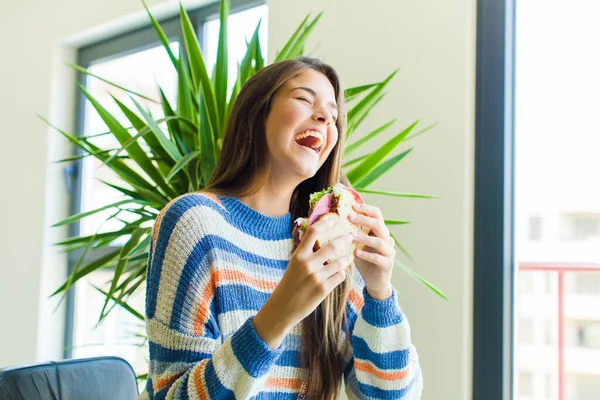 Jong Mooi Vrouw Eten Een Sandwich Thuis — Stockfoto