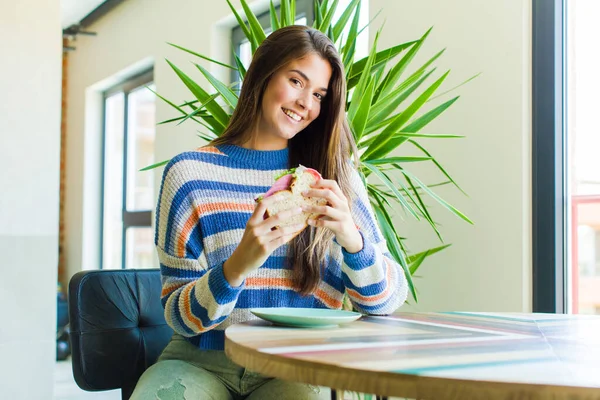 Νεαρή Όμορφη Γυναίκα Τρώει Ένα Σάντουιτς Στο Σπίτι — Φωτογραφία Αρχείου