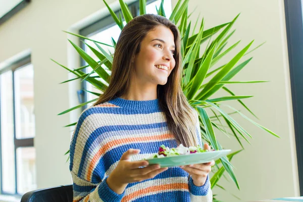 Wanita Cantik Muda Makan Salad Rumah — Stok Foto