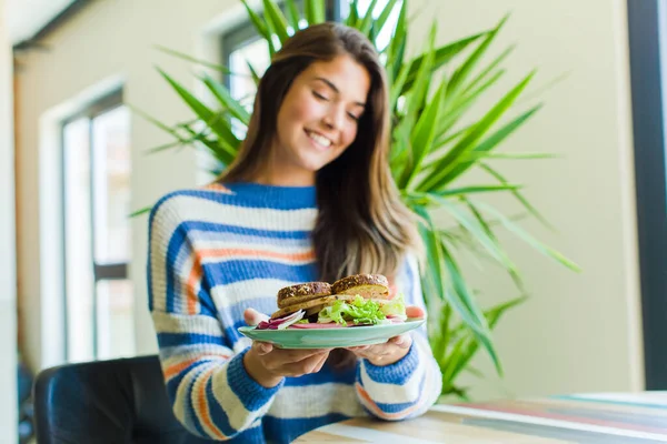 Ung Vacker Kvinna Äter Smörgås Hemma — Stockfoto