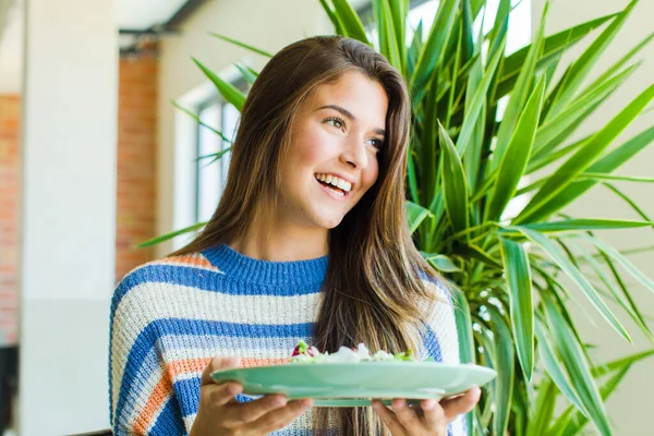 Jong Mooi Vrouw Eten Een Salade Thuis — Stockfoto