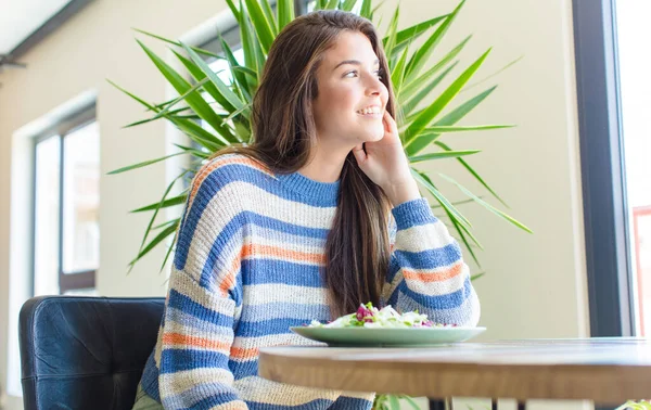 Jong Mooi Vrouw Eten Een Salade Thuis — Stockfoto