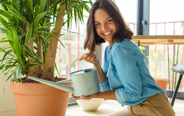 若い女性が家に植物と — ストック写真