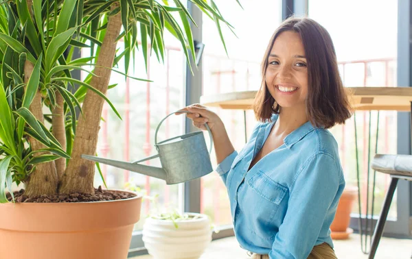 若い女性が家に植物と — ストック写真