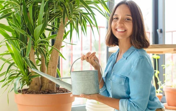 若い女性が家に植物と — ストック写真