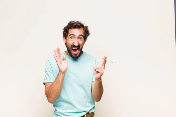 Jonge Man Met Baard Roken Een Sigaret — Stockfoto