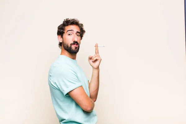 Joven Barbudo Fumando Cigarrillo — Foto de Stock