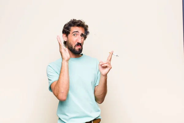 Jovem Barbudo Fumando Cigarro — Fotografia de Stock