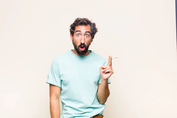 Joven Barbudo Fumando Cigarrillo — Foto de Stock