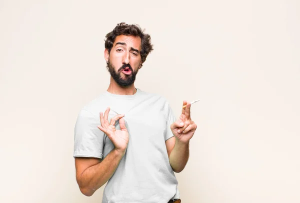 Jovem Barbudo Fumando Cigarro — Fotografia de Stock