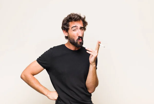 Jeune Homme Barbu Fumant Une Cigarette — Photo