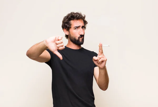 年轻的留胡子男子抽烟 — 图库照片