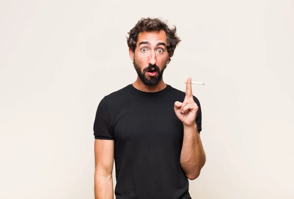 Jovem Barbudo Fumando Cigarro — Fotografia de Stock