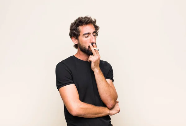 Jonge Man Met Baard Roken Een Sigaret — Stockfoto