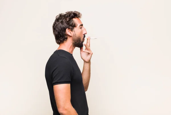 Giovane Uomo Barbuto Fumare Una Sigaretta — Foto Stock