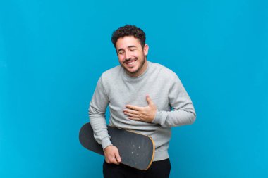 Kaykaylı genç bir adam.