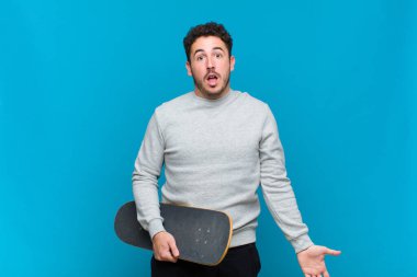 Kaykaylı genç bir adam.