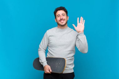 Kaykaylı genç bir adam.