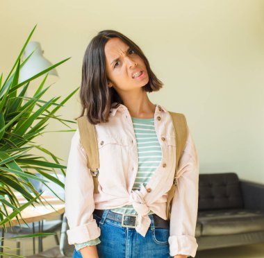 Evdeki genç ve güzel bayan öğrenci.