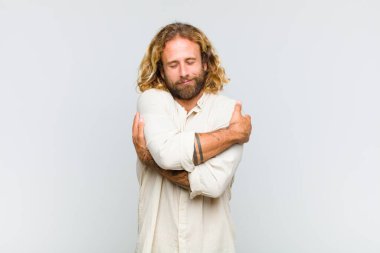 Sarışın adam aşık oluyor, gülümsüyor, sarılıyor ve kendine sarılıyor, bekar kalıyor, bencil ve benmerkezci oluyor.