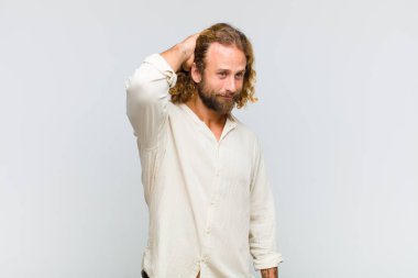 Sarışın adam neşeli ve tesadüfen gülümsüyor, olumlu, mutlu ve kendinden emin bir bakışla kafa kafaya gidiyor.