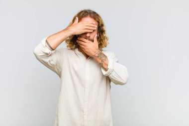 Sarışın adam kameraya hayır diyen iki eliyle yüzünü kapatıyor! Resimler reddediliyor ya da yasaklanıyor